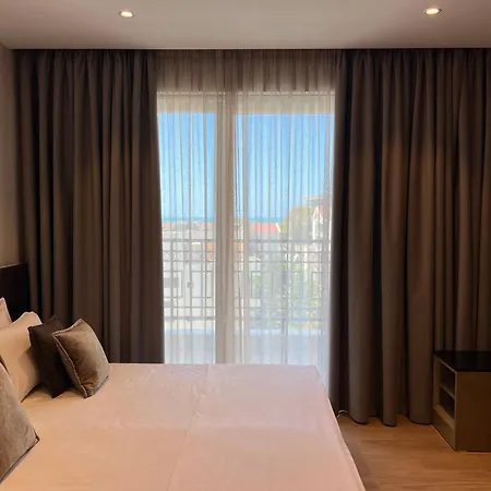 Ξενοδοχείο με διαμερίσματα Coastline Luxury 4*